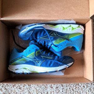 Muzino wave inspire 15 men's boy's running shoe Size 7 Wide 2E